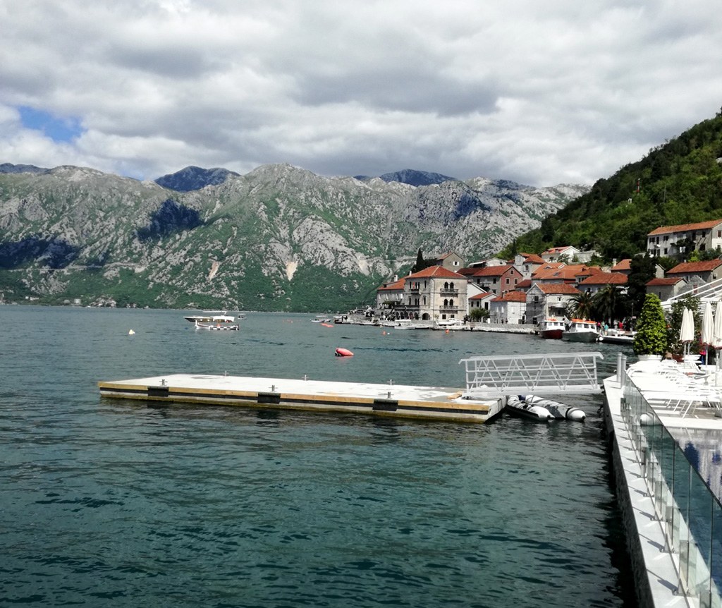 Plutajuća platforma uz obalu Perasta