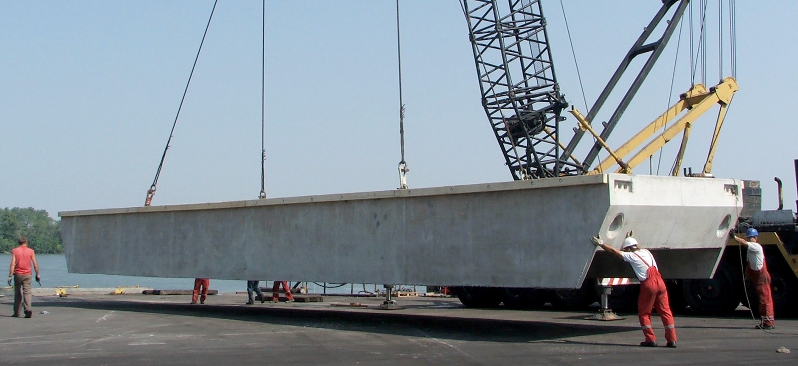 Floating breakwaters