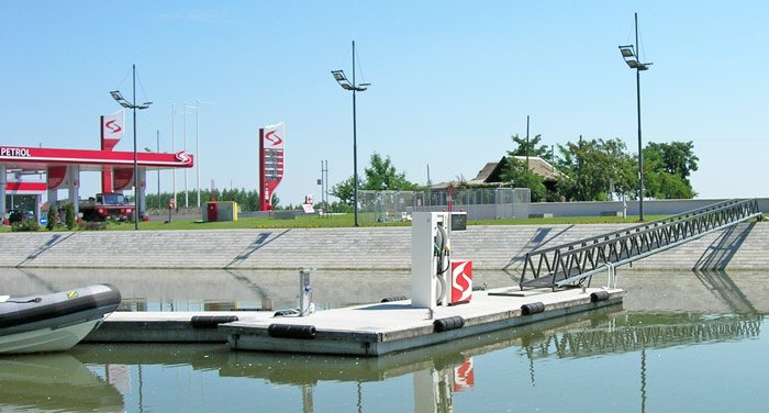 Apatin — fuel station